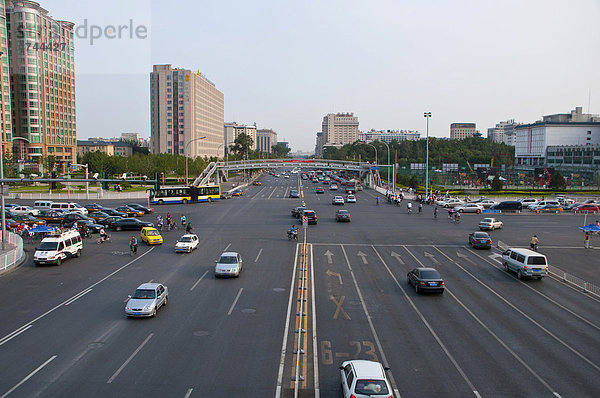 Stark befahrene Straße  Peking  China  Asien