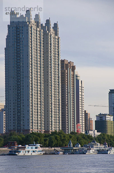 Die Skyline von Harbin mit dem Songhua Fluss  Heilongjiang  China  Asien