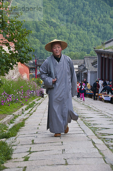 Buddhistischer Mönch im Klosterort Wutai Shan  Unesco Weltkulturerbe  Shanxi  China  Asien