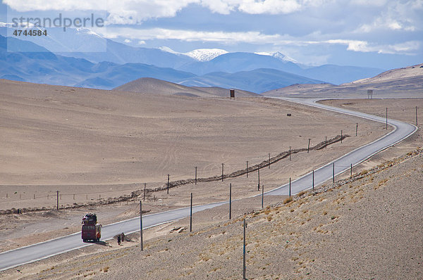 Der Highway von Ali  Shiquanhe nach Kashgar  Westtibet  Tibet  Asien