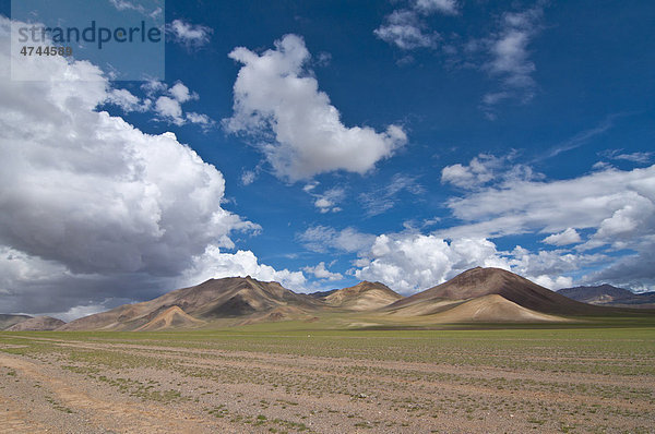 Bergige Landschaft entlang der Straße zwischen Ali und Gerze  Westtibet  Tibet  Asien