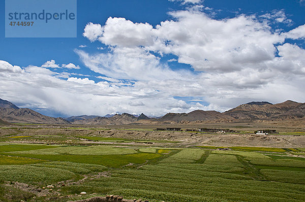 Landschaft entlang des Friendship Highway  Tibet  Asien