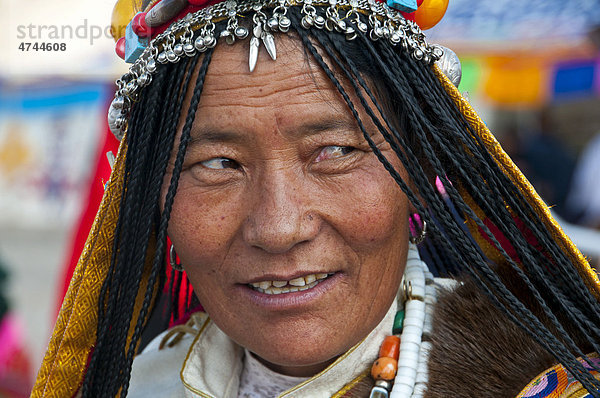 Traditionell gekleidete Frau auf dem Festival der Volksstämme in Gerze im Westen von Tibet  Asien