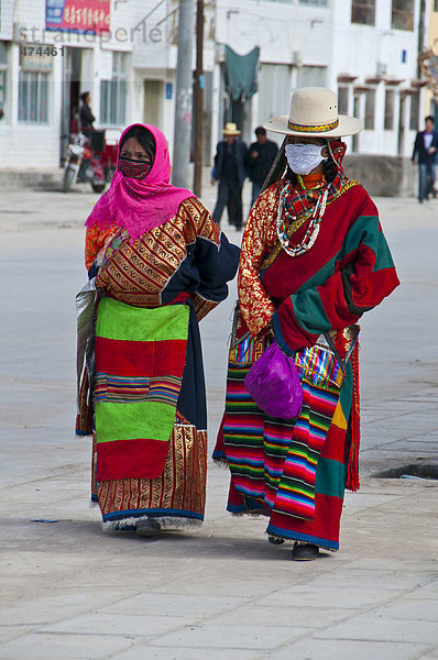 Traditionell gekleidete Frauen bei Festival der Volksstämme in Gerze im Westen von Tibet  Asien