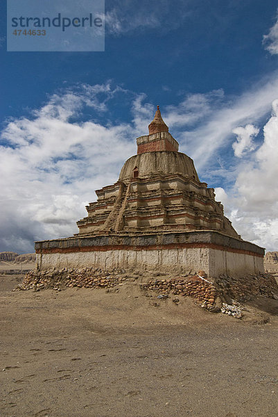 Stupa im Gebiet des alten Königreichs von Guge  Westtibet  Tibet  Asien