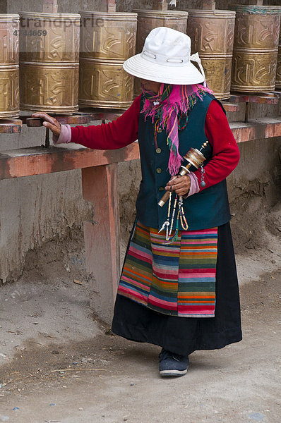 Alte Frau dreht die Gebetstrommeln im Königreich Guge  Westtibet  Tibet  Asien
