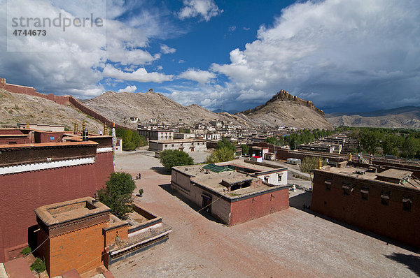 Das alte tibetanische Viertel vor dem Dzong  alte Burg  in Gyantse  Tibet  Asien