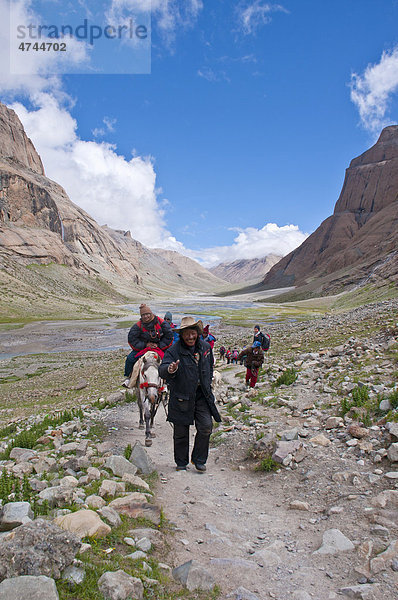 Pilger bei der Kailash Kora  West Tibet  Asien