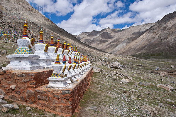 Stupas entlang der Kailash Kora  West-Tibet  Asien