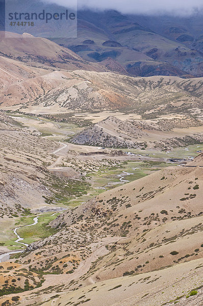 Erodierte Landschaft entlang der Straße vom Manasarovar See zum Königreich Guge  Westtibet  Tibet  Asien