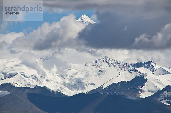 Blick auf den Mount Everest und die Himalayakette  Tibet  Asien