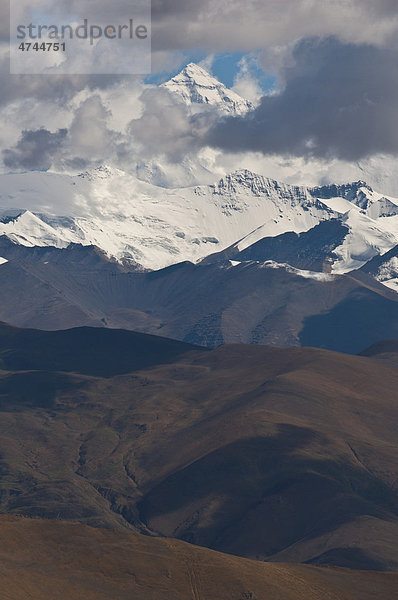 Blick auf den Mount Everest und die Himalayakette  Tibet  Asien