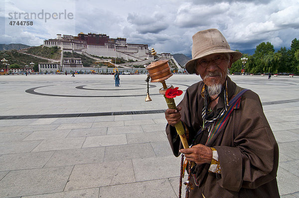 Pilger mit Gebetsrädern vor der Potala  UNESCO Weltkulturerbe  Lhasa  Tibet  Asien