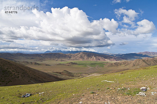 Gebirgige Berglandschaft des Himalaya entlang der südlichen Straße nach Westtibet  Tibet  Asien