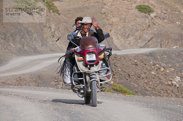 Pärchen auf einem Motorrad entlang der südlichen Straße nach Westtibet  Tibet  Asien