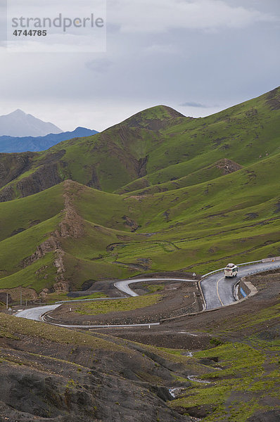 Kurviger Gebirgspass von Tsochen nach Lhasa  Westtibet  Tibet  Asien