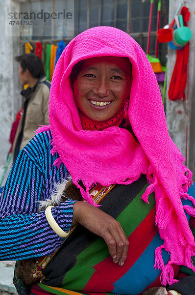 Traditionell gekleidete Frau in der Stadt Tsochen  Westtibet  Tibet  Asien