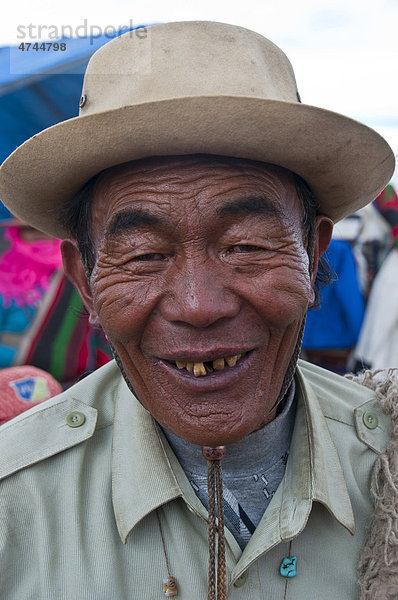 Alter tibetanischer Mann in der Stadt Tsochen  Westtibet  Tibet  Asien