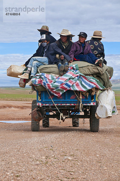 Tibetanische Pilger auf einem Traktor auf der Straße von Gerze nach Tsochen  Westtibet  Tibet  Asien