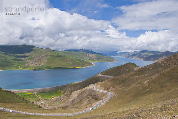Der Yamdrok See  am Friendship Highway  Tibet  Asien