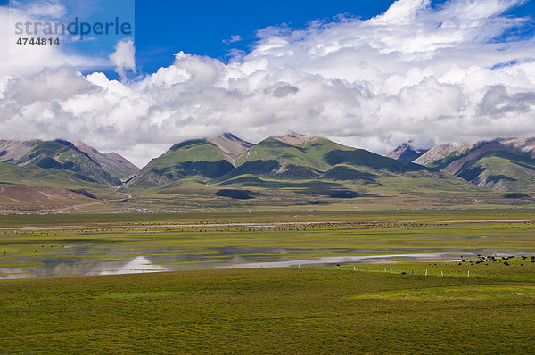 Die offene weite Landschaft von Tibet entlang der Zugstrecke von Lhasa nach Chengdu  Tibet  Asien