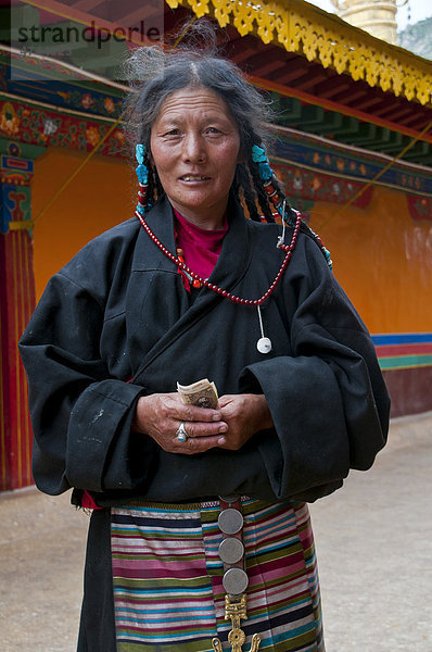 Alte Pilgerin im Drepung Tempel  Lhasa  Tibet  Asien