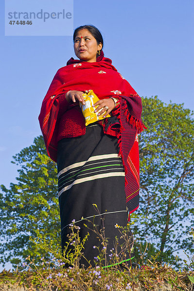Nordostindische Frau auf der Flussböschung des Brahmaputra  Assam  Nordostindien  Indien  Asien