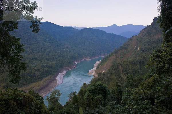 Weitgehend unberührte Landschaft am Siang Fluss  Arunachal Pradesh  Nordostindien  Indien  Asien