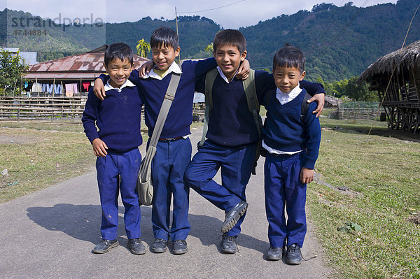 Schuljungen in Along  Arunachal Pradesh  Nordostindien  Indien  Asien