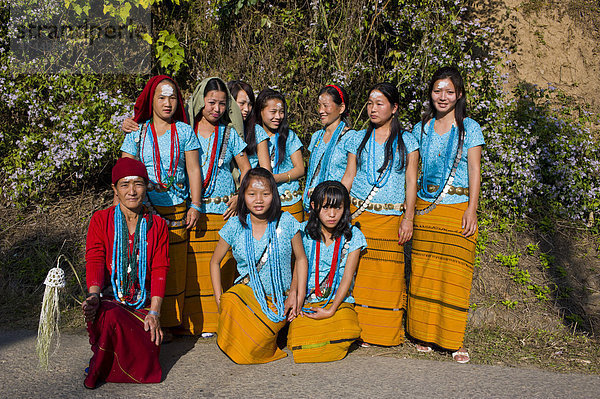 Traditionell gekleidete Mädchen vom Stamm der Hillmiri bei Daporijo  Arunachal Pradesh  Nordostindien  Indien  Asien