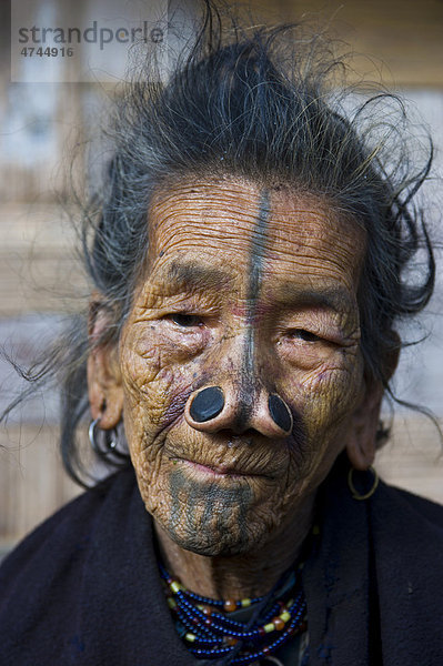 Alte Frau vom Stamm der Apatani  bekannt für die Holzstücke in der Nase um sie hässlich zu machen  Ziro  Arunachal Pradesh  Nordostindien  Indien  Asien