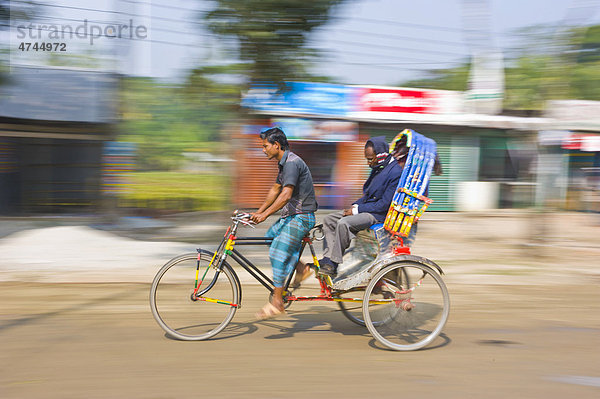 Rickscha mit Fahrer und Passagier  Bangladesch  Asien