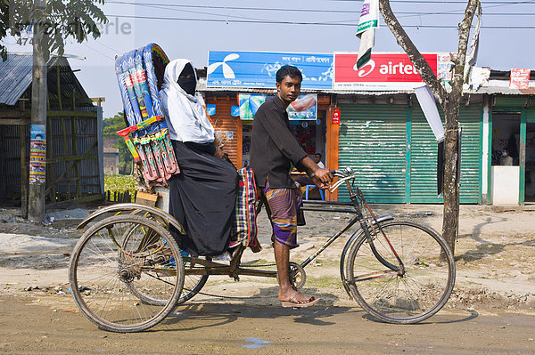 Rickscha mit Fahrer und Passagier  Bangladesch  Asien