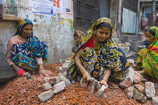 Frauen klopfen Steine  Dhaka  Bangladesch  Asien