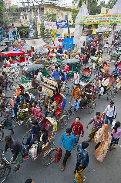 Dichter Verkehr mit Rikschas an einer Straßenkreuzung in Dhaka  Bangladesch  Asien