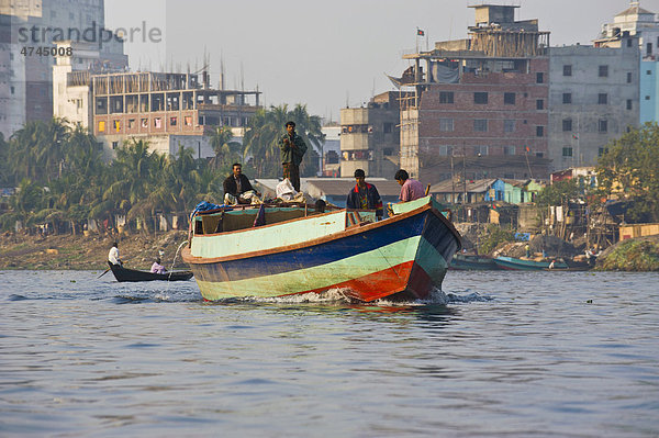 Beladener Lastkahn im geschäftigen Hafen von Dhaka  Bangladesch  Asien