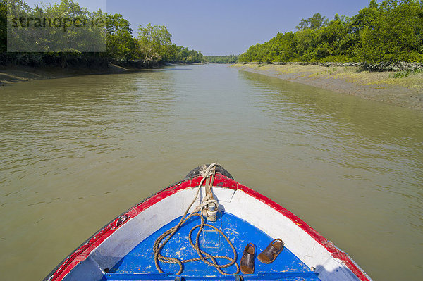 Kleines Ruderboot in den Sümpfen des Unesco Weltnaturerbes Sundarbans  Bangladesch  Asien