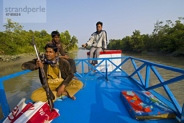 Touristenausflugsboot in den Sümpfen des Unesco Weltnaturerbes Sundarbans  Bangladesch  Asien