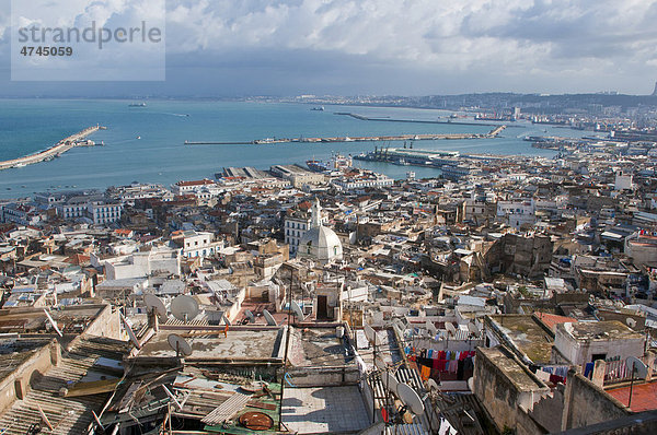 Blick über das Unesco Weltkulturerbe  die Kasbah  Altstadt von Algier  Algerien  Afrika