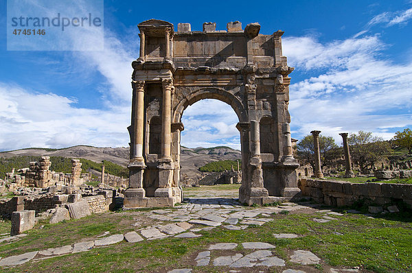 Kaiser-Caracalla-Bogen  römischen Ruinen von DjÈmila  Unesco Weltkulturerbe  Kabylei  Algerien  Afrika