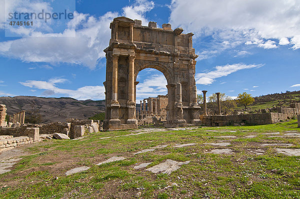 Kaiser-Caracalla-Bogen  römischen Ruinen von DjÈmila  Unesco Weltkulturerbe  Kabylei  Algerien  Afrika