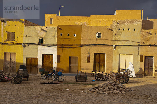 Mittelalterlicher Marktplatz im kleinen Dorf Beni Isguen im Unesco Weltkulturerbe M'zab  Algerien  Afrika