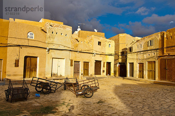 Mittelalterlicher Marktplatz im kleinen Dorf Beni Isguen im Unesco Weltkulturerbe M'zab  Algerien  Afrika