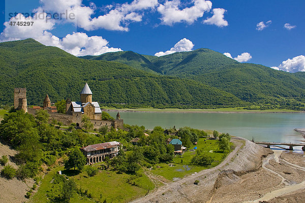Klosterfestung Ananuri  Georgien  Kaukasus  Vorderasien