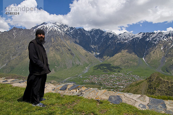 Mann mit Bart vor Berglandschaft um Kazbegi  Georgien  Vorderasien