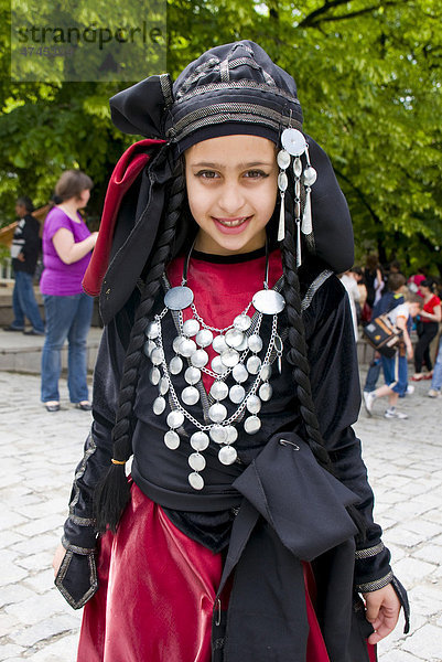 Ein verkleidetes Mädchen tanzt  Sighnaghi  Kachetien  Georgien  Kaukasus  Vorderasien