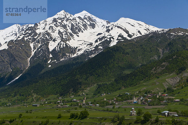 Alpine Landschaft mit Bergen und grünen Tälern  Swanetien  Georgien  Vorderasien
