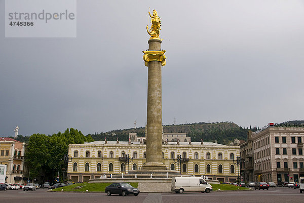 Obelisk mit goldener Figur auf der Spitze  Tiflis  Georgien  Vorderasien