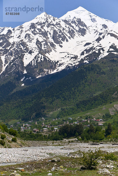 Alpine Landschaft mit Bergen und grünen Tälern  Swanetien  Georgien  Vorderasien