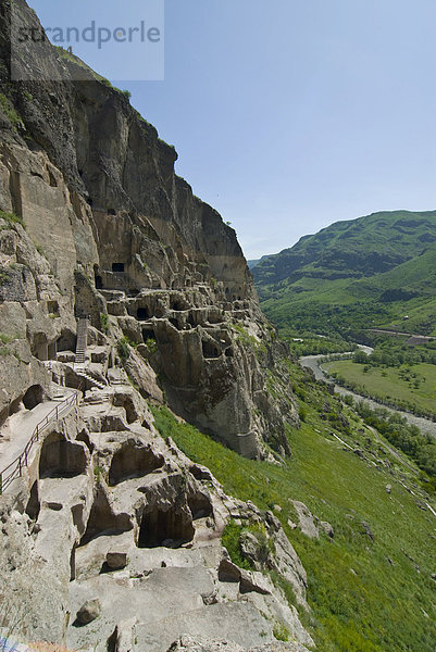 Die Überreste vom Höhlenkloster Wanis Kwabebi  Vanis Qvabebi  Vanis Kvabebi  Wanis Höhlen  Vanis Höhlen bei Vardzia  Wardsia  Georgien  Vorderasien